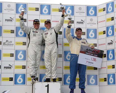Number 1 Racing øvert på podiet, Anders Majgaard som vinder, David Falch (tv) på 2. pladsen sammen med Steffen Larsen der besatte 3. pladsen.